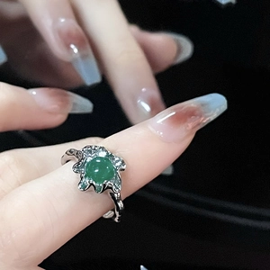 Anillo de plata estilo metal líquido con piedra de jade verde sobre la mano