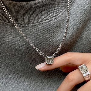 Conjunto de collar y anillo de plata tailandesa con cuarzo ahumado en suéter