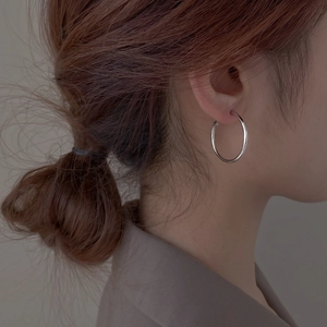 Polierte silberne Creolen für Damen im minimalistischen runden Metalldesign für den Alltag