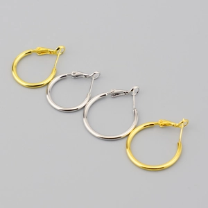Polierten minimalistischen Gold- und Silber-Creolen mit klassischem Klick-Verschluss
