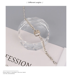 Detalle de una pulsera de plata de lujo con cuarzo ahumado y diseño de cadena barata