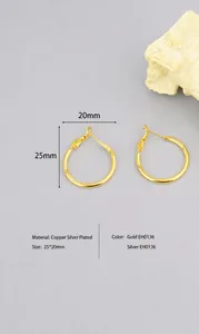 Detailansicht der vergoldeten minimalistischen Creolen mit 25 mm Durchmesser und Verschluss