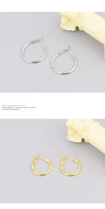 Detailansicht minimalistischer Gold- und Silberohrringe mit sicherem Klickverschluss-Design