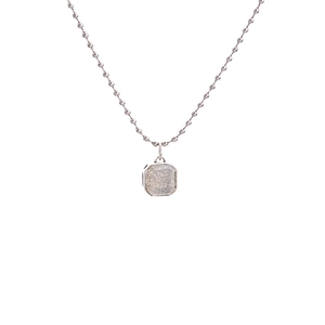Collar minimalista de plata con colgante cuadrado de cuarzo ahumado y cadena de bolas
