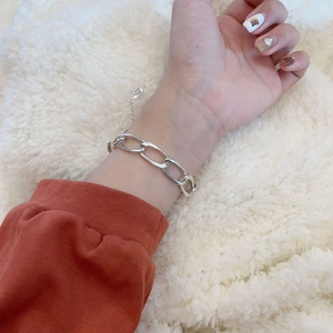 Nahaufnahme eines S925 Sterling Silber Gliederkettenarmbands am Handgelenk