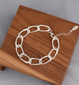 Detailansicht eines S925 Sterlingsilber-Kettenarmbands mit Karabinerverschluss und Tag