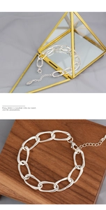 Detailaufnahme des polierten S925 Silberarmbands mit Karabinerverschluss und Verlängerung