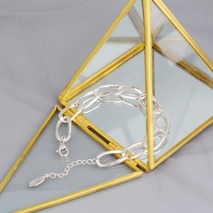 Minimalistisches S925 Sterling Silber Gliederkettenarmband in einer goldenen Schmuckschatulle