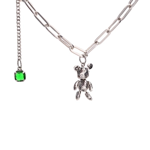 Collier ours vintage avec chaîne en U et pendentif en pierre précieuse vert émeraude