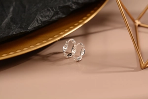 Dettaglio degli orecchini a cerchio in argento S925 con design a maglia ancora