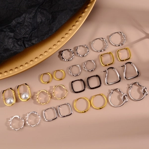Set di orecchini geometrici minimalisti in oro e argento con dettagli in perla