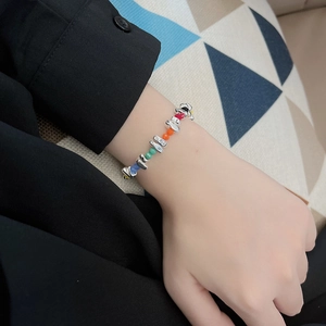 Regenbogen-Perlenarmband mit silbernen Metallakzenten und bunten Perlen am Handgelenk