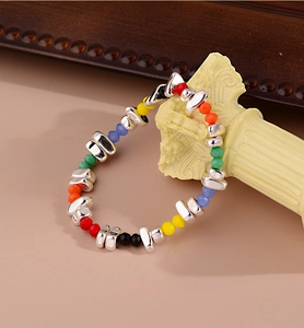 Detailansicht der bunten facettierten Perlen und silbernen Zwischenstücke am Armband
