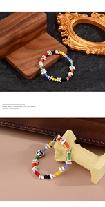 Detail eines bunten Regenbogen-Perlenarmbands mit silbernen Akzenten und Kristallen