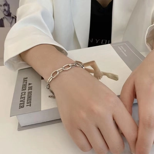 Bracciale a catena multistrato in argento minimalista con chiusura regolabile per lei