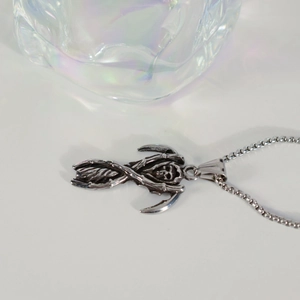 Pendentif faucheuse gothique punk avec double faux sur une chaîne box pour hommes