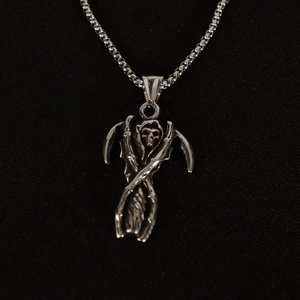 Pendentif faucheuse punk gothique avec doubles faux et chaîne carrée en argent vieilli