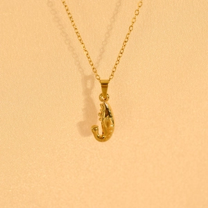 Minimalistische gouden roestvrijstalen ketting met een realistische garnaal hanger