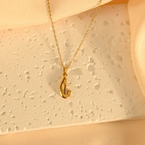 Minimalistische gouden maan hanger ketting op elegante zijden achtergrond textuur
