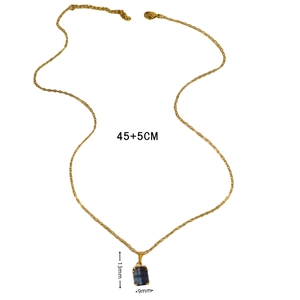 Detailansicht der goldenen Halskette mit blauem Stein und Maßangaben für Anhänger und Kette