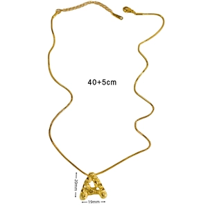 Detaillierte Größenansicht der goldenen Buchstaben-Halskette mit 40+5cm Kette und Anhänger