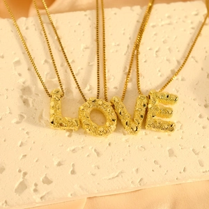 Goldenes Halsketten-Set mit LOVE-Buchstabenanhängern und strukturierter Hammerschlag-Optik