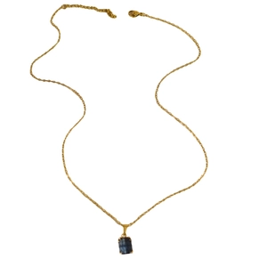 Minimalistische goldene Kette mit rechteckigem dunkelblauem Steinanhänger auf Weiß