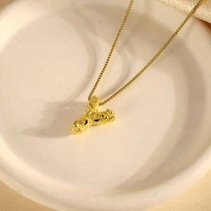 Detailansicht des Buchstaben Y Anhängers mit sandgestrahlter Textur und Box-Kette in Gold