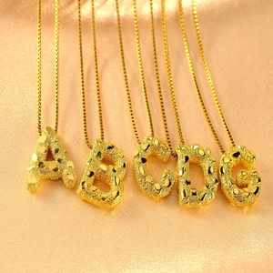 Gold Überzogene Messing Initial Alphabet Buchstaben Anhänger Halskette Gehämmerte Textur Gepunktete Pailletten Choker Damen Schmuck Geschenk