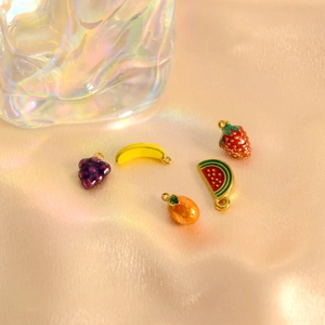 Mini dijes de frutas coloridas en forma de fresa y plátano para la creación de joyería