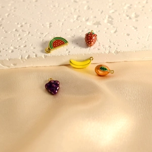 Cinco dijes de frutas coloridas incluyendo sandía y fresa para creación de joyas