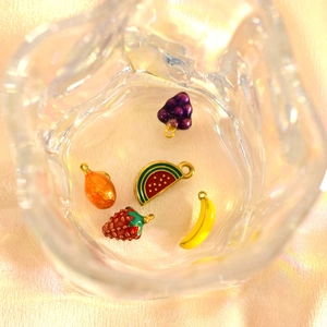 Mini colgantes de frutas con uvas y fresas de esmalte colorido para creación de joyas