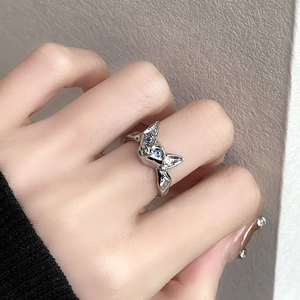 Vintage retro cat head ring in silver finish with blue gemstone eyes for women