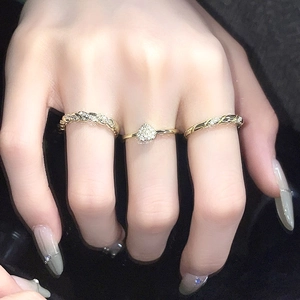 Dreiteiliges Set verstellbarer goldener Wellenringe mit Diamanten an einer Hand