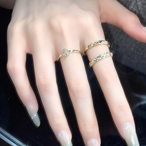 Dreiteiliges vergoldetes Wellenring-Set mit Mikro-Pavé-Diamanten für den Lagenlook