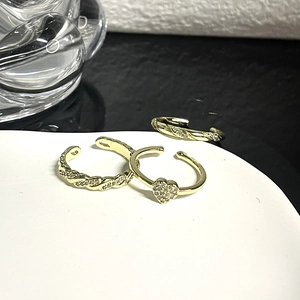 Dreiteiliges goldenes verstellbares Wellenring-Set mit Zirkonia und Herzmuster-Design