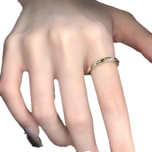 Eleganter gedrehter Goldring mit weißen Zirkonia-Steinen in einem verstellbaren Stil