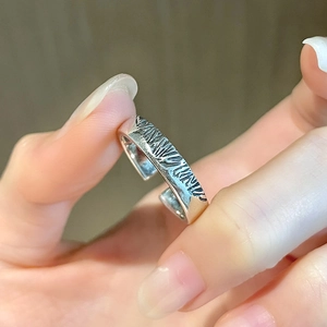 Bague ouverte en argent à texture irrégulière avec finition industrielle vintage