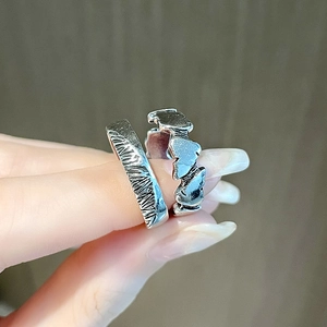 Ensemble de bagues argentées vintage avec textures irrégulières et motifs à rayures