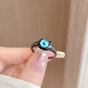 Anello nero piccolo mostro gotico con occhio del diavolo blu e corna da demone