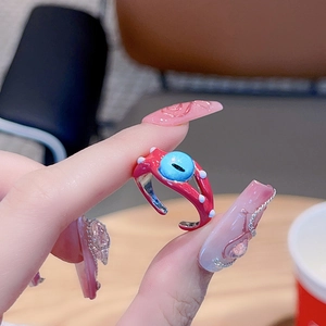 Bague ouverte petit monstre avec finition émail rouge et détail œil bleu vif