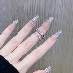 Ring mit rosa Zirkon und lange Ballerina-Kunstnägel mit Laser-Glitter-Effekt-Design