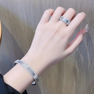 Parure bracelet et bague argentée sertie de zircons avec motif étoile pour femme