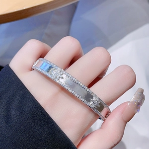 Bracelet jonc étoile étincelant avec zircons cubiques pour un look de luxe élégant