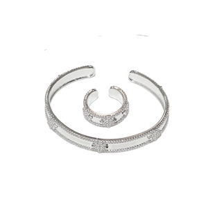 Ensemble bracelet et bague en argent avec étoiles en zircon et bords perlés