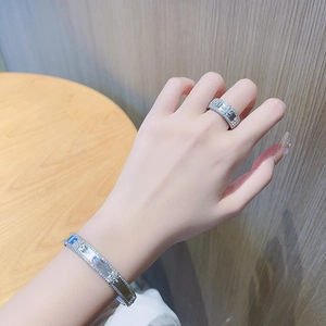 Détails de l'ensemble bague et bracelet étoile en argent serti de zircons cubiques pavés