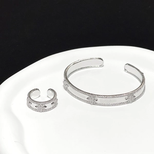 Détail des trèfles sur le bracelet et la bague argentés avec oxydes de zirconium