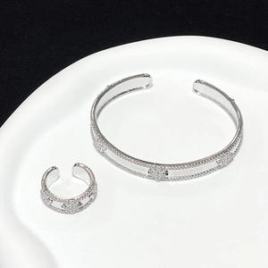 Détail du coffret bracelet et bague étoile à huit branches avec oxydes de zirconium