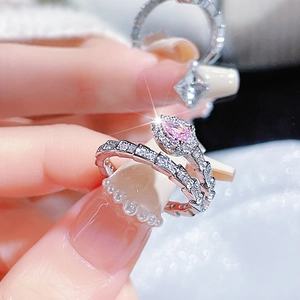 Funkelnder schlangenförmiger offener Ring mit birnenförmigem rosa Edelstein und Zirkonia