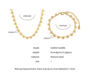 Vista de detalle del collar y la pulsera de eslabones de corazón dorados con medidas
